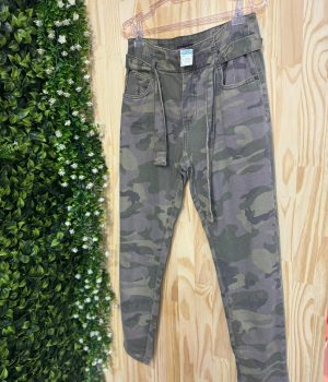 Calça sarja camuflada marisa desapego