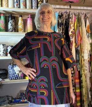Blusa T-Shirt Farm Logotuca Preto Colorido Desejo TAM P (Desapego)