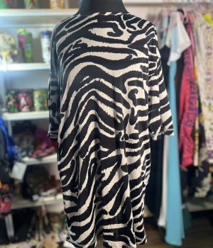 Blusa T-shirt Preta e Branca Animal Print Zebra (Desapego)